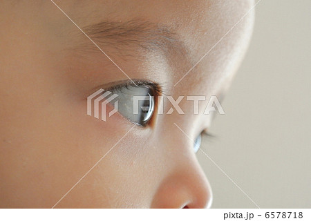 赤ちゃん 男の子 目 力強い 目アップの写真素材
