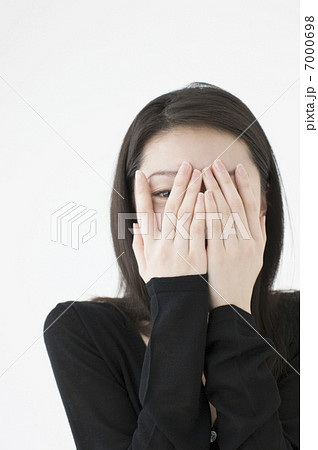 顔を隠す 顔を覆う 覗く 女性の写真素材
