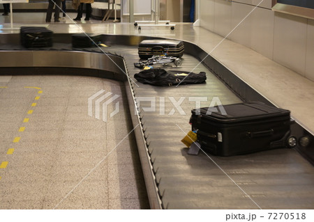 手荷物検査 荷物検査 空港 ベルトコンベアーの写真素材