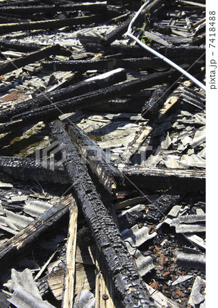 焦げる 焼ける 木材 火事場の写真素材