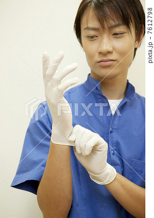 ゴム手袋 歯科医 歯科イメージ 男性の写真素材