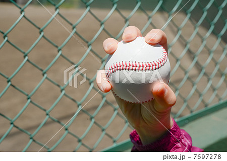 握る つかむ 野球ボール 手の写真素材