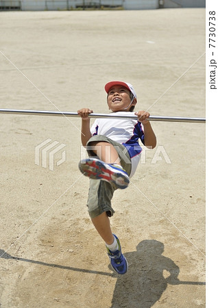 逆上がり 鉄棒 男の子 ２年生の写真素材