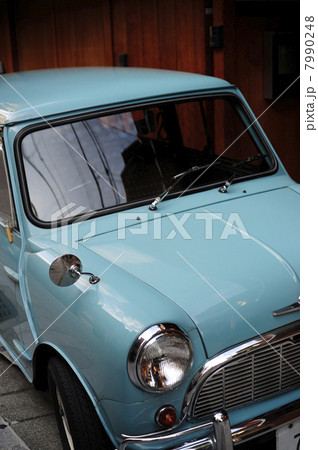 ヘッドライト ガラス 自動車 水色の写真素材