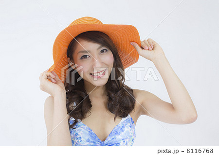 女性 水着 ビキニ 麦わら帽子 代 人物 スマイルの写真素材