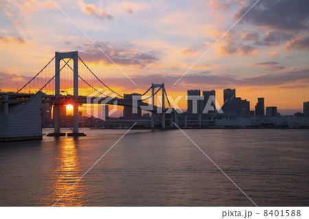 レインボーブリッジと東京湾の夕日の写真素材