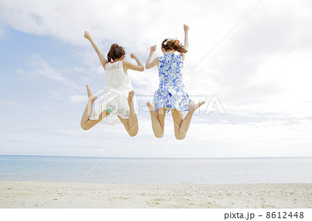 女性 足 水着 後ろ姿 海岸の写真素材