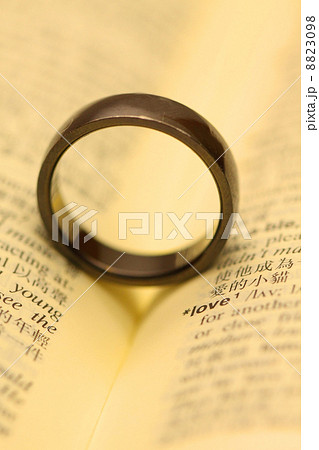 ハート 指輪 本 辞書 Loveの写真素材