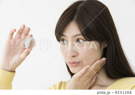 覘く