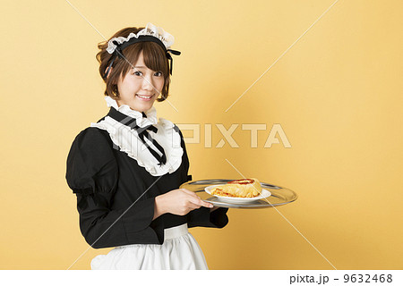 女性 メイド 女の子 お盆の写真素材