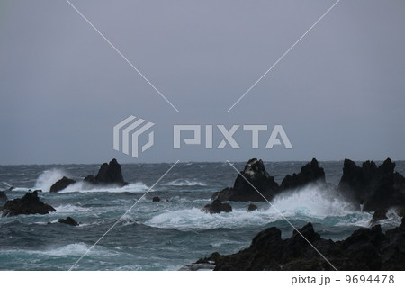 波しぶき 荒れ狂う 荒波 冬の写真素材