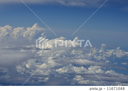 空撮 雲 青空 パソコン壁紙の写真素材