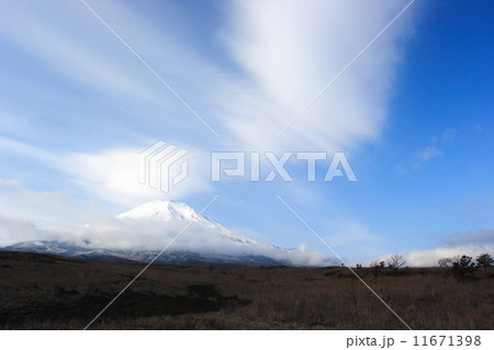 富士山 レンズ雲 風景写真 富士山と日中に現れたレンズ雲の写真・画像素材-Snapmart
