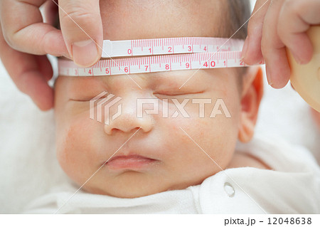 赤ちゃんの頭囲の写真素材