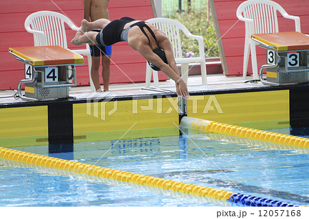飛び込む 水泳 飛び込みスタート 水泳選手の写真素材