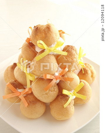 シュークリームタワーの写真素材