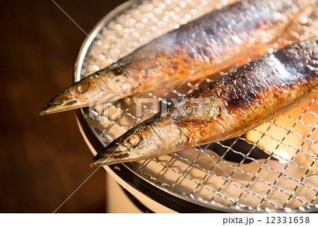 サンマ 焼く 七輪 焼き魚の写真素材