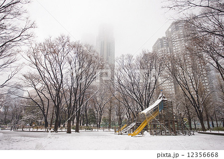 新宿中央公園下雪的雪雪景照片素材
