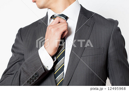 ネクタイを緩めるの写真素材