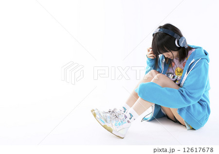 女性 女の子 ヘッドフォン パーカー 音楽の写真素材