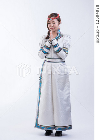 民族衣装 モンゴル 女性 笑顔の写真素材