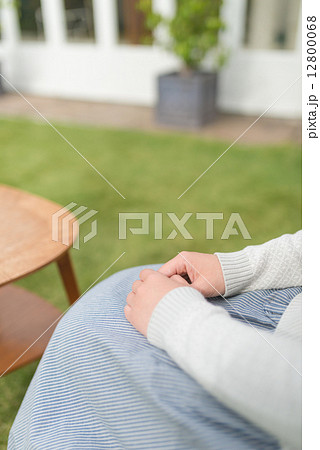 ロングスカート 座るの写真素材