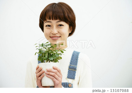 鉢植え 持つの写真素材