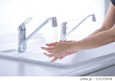手を洗うの写真素材