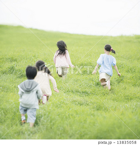 子供 友達 走る 後姿の写真素材