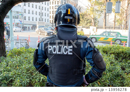 警察官 防弾チョッキ ポリスマン 防護服の写真素材