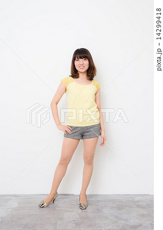 立ちポーズ 女性の写真素材