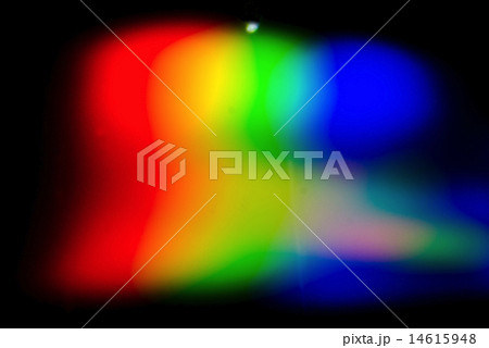 虹色 プリズム ガラス越し 自然光の写真素材