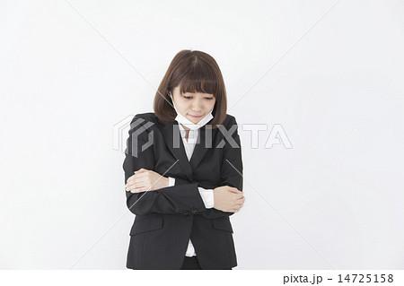 悩む 腕組み 代 寒いの写真素材