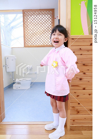 女の子 人物 トイレ 幼稚園の写真素材