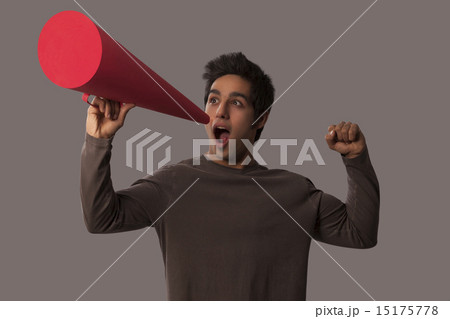 1人 正面 男 拡声器の写真素材