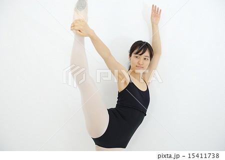 バレエ 開脚 レオタード 女性の写真素材