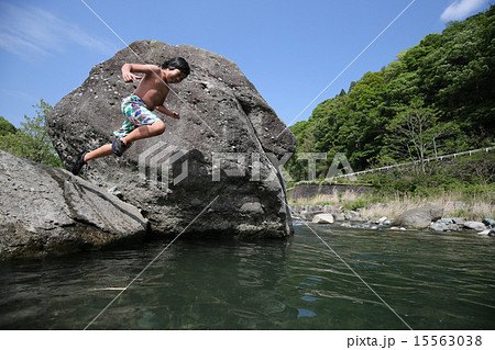 飛び込み 川遊び 男 子供の写真素材