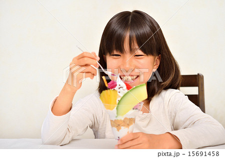 パフェ 食べる 子供 人物の写真素材