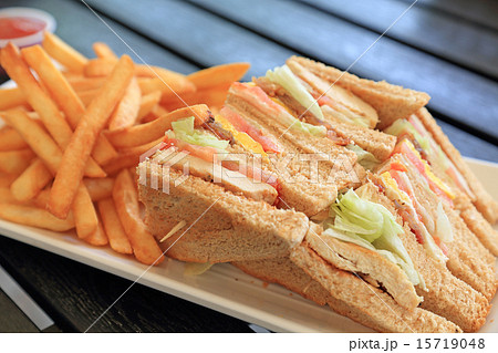 フライドポテト アメリカ料理 クラブハウスサンド クラブハウスサンドイッチの写真素材