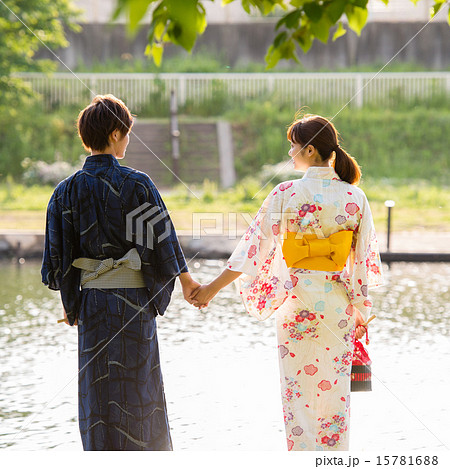 浴衣 デート 川 カップルの写真素材