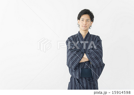 和服 浴衣姿 腕組み 男性の写真素材