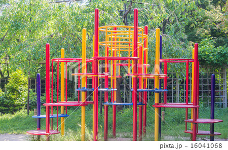 ジャングルジム 遊具 遊び場 鉄製品の写真素材