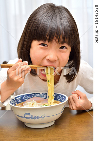 ラーメン 食べる 子供 人物の写真素材