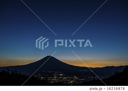 乙女峠より富士山と御殿場市街の夜景[25620013302]の写真