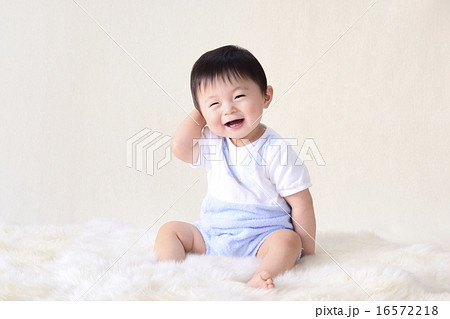 笑顔 日本人 男の子 赤ちゃんの写真素材