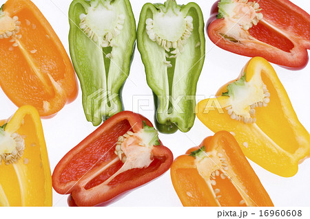 緑黄色野菜 断面 ピーマン パプリカの写真素材
