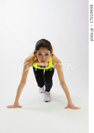 フィットネス クラウチングスタート 女性 走るの写真素材