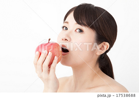 林檎 果物 かじる 食べるの写真素材