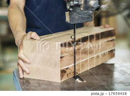 電動ノコギリ 木材 加工 作業着の写真素材