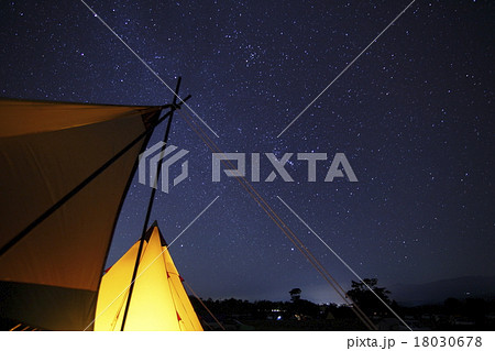 キャンプ 夜空 星空 テントの写真素材